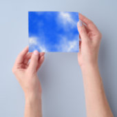 Blauwe lucht met witte wolken. flyer (Hand)