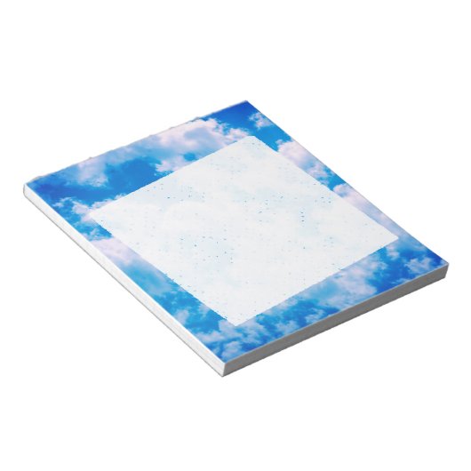 Blauwe lucht met witte wolken + verzadigde kleuren notitieblok (Schuin)
