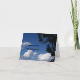 Blauwe lucht op een condoleancekaart kaart