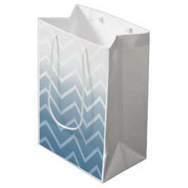 Blauwe Lucht Witte Chevron Medium Cadeauzakje