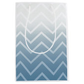 Blauwe Lucht Witte Chevron Medium Cadeauzakje (Voorkant)