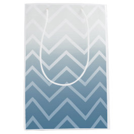 Blauwe Lucht Witte Chevron Medium Cadeauzakje