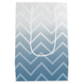 Blauwe Lucht Witte Chevron Medium Cadeauzakje (Achterkant)