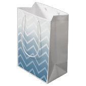 Blauwe Lucht Witte Chevron Medium Cadeauzakje (Achterkant Gekanteld)