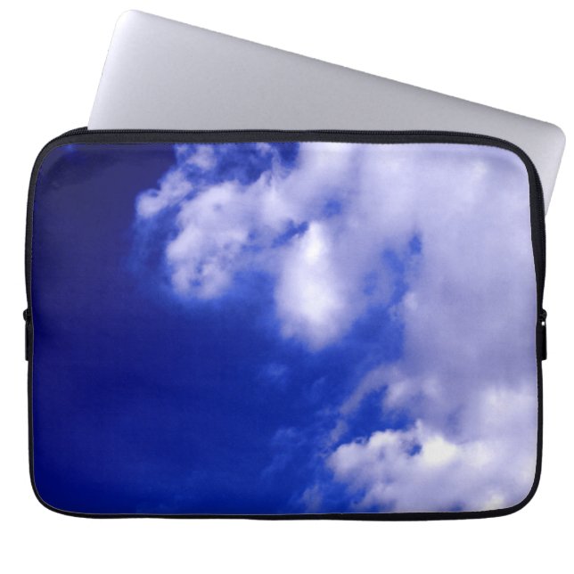 Blauwe lucht & witte wolken laptop sleeve (Voorkant)