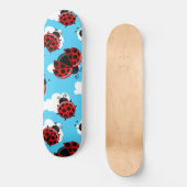 Blauwe Lucht Witte Wolken Rode Lieveheersbeestje K Persoonlijk Skateboard (Voorkant)