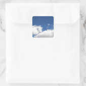 Blauwe lucht & witte wolken vierkante sticker (Tas)