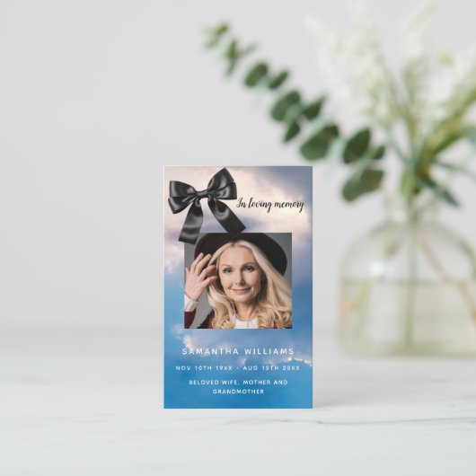 Blauwe lucht zwarte boog foto begrafenis gebedskaa visitekaartje (Staand voorkant)