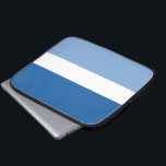 Blauwe luchten en wolken Neopreen Laptop Sleeve<br><div class="desc">Draag uw laptop in stijl rond in dit blauw-witte hoesje.</div>