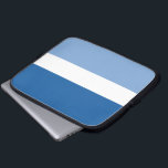 Blauwe luchten en wolken Neopreen Laptop Sleeve<br><div class="desc">Draag uw laptop in stijl rond in dit blauw-witte hoesje.</div>