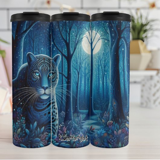 Blauwe luipaard in een maanverlicht bos thermosbeker