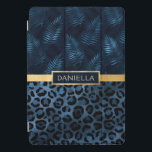 Blauwe luipaard printplaat Tropische Floral naam iPad Pro Cover<br><div class="desc">Blue Leopard Print Shimmer Tropical Floral Name iPad Cover is voorzien van een elegant blauw en zwart spinbord afdrukpatroon en tropisch florvormig patroon met uw persoonlijke naam in het midden op een gouden band. Personaliseer door de tekst in de tekstvakjes uit te geven. Ontworpen voor u door ©Evco Studio www.zazzle.com/store/evcostudio...</div>