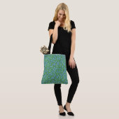 Blauwe maagdenpalm Ditsy bloemmotief op groen Tote Bag (Op model)