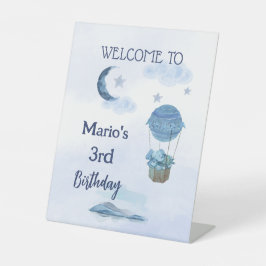 Blauwe maan olifant schattige verjaardag jongen we reclamebord met voetstuk