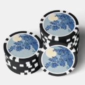 Blauwe maanverlichte bloesemboom onder de nachteli poker chips (Opstapeling)