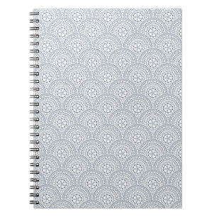 Blauwe mandala golven patroon op witte achtergrond notitieboek