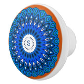 Blauwe Mandala op donkere perzik met Initialen lad Keramische Knop (Rechts)