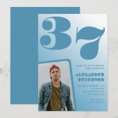 Blauwe Mannen Fotogradiënt 37e verjaardagsuitnodig Kaart (Voorkant / Achterkant)