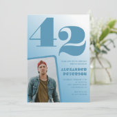 Blauwe Mannen Fotogradiënt 42e verjaardagsuitnodig Kaart (Staand voorkant)