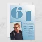 Blauwe Mannen Fotogradiënt 61e verjaardagsuitnodig Kaart (Voorkant)