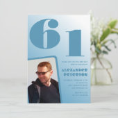 Blauwe Mannen Fotogradiënt 61e verjaardagsuitnodig Kaart (Staand voorkant)