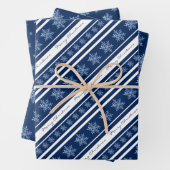 Blauwe marineschijf en witte snowflake papierblade inpakpapier vel (In situ)