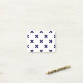 Blauwe marineschijven op witte post-it® notes (Op bureau)