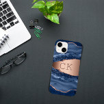 Blauwe marmer roos goudmonogram initiaal Case-Mate iPhone 14 hoesje<br><div class="desc">Een donkerblauw en roos goudagaat,  marmerbare steendruk als achtergrond Personaliseer en voeg uw monogram initialen toe.</div>