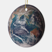 Blauwe marmeraarde (oostelijk halfrond) keramisch ornament (Links)