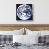 Blauwe Marmeren Aarde op Zwart Canvas Afdruk (Insitu (Slaapkamer))