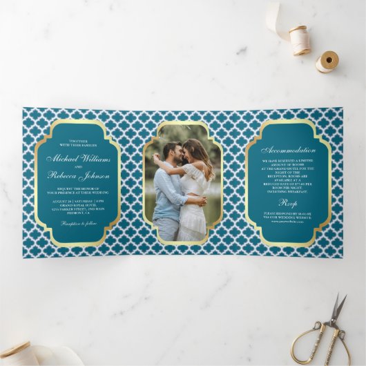 Blauwe Marokkaanse Quatrefoil Patroon Bruiloftsfot Drieluik Uitnodiging (Binnen)