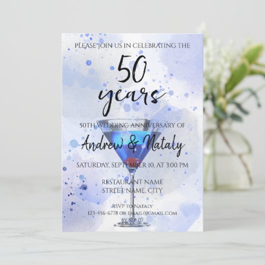 Blauwe martini cocktail op wit kaart (Staand voorkant)