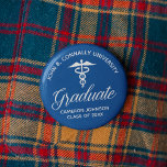 Blauwe Medische School Afstudeerfeest Keepsake Ronde Button 5,7 Cm<br><div class="desc">Deze klassieke blauwe knop voor het afstuderen van een medische school is voorzien van witte typografie onder een medische caduceus en uw universiteitsnaam voor de klas van 2025. Pas je aan met je afstudeerjaar onder de elegante kalligrafie voor een geweldige gepersonaliseerde universitaire afstuderen naamtag of cadeau voor een verpleegkundige of...</div>