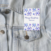 Blauwe metallic glanzende sneeuwvlokken kerstpatro button (Insitu)