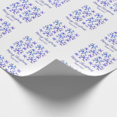 Blauwe metallic glanzende sneeuwvlokken kerstpatro cadeaupapier (Hoek)