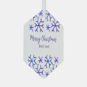 Blauwe metallic glanzende sneeuwvlokken kerstpatro glas ornament (Voorkant Rechts)