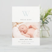 Blauwe minimale monogram foto geboorteaankondiging bedankkaart (Staand voorkant)