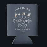 Blauwe, moderne cocktailscript bachelorette kan blikjeskoeler<br><div class="desc">Navy blue summery girly modern cocktailscript bachelorette party design,  met locatie en jaar</div>