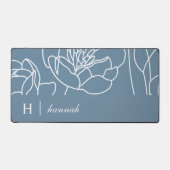 Blauwe Moderne Elegante Wilde Bloem Monogram Naam Bureaumat (Voorkant)