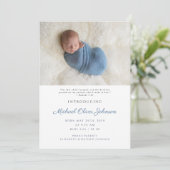 Blauwe moderne scriptie baby jongen geboorte foto aankondiging (Staand voorkant)