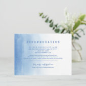 Blauwe moderne waterverf strand bruiloft accommoda informatiekaartje (Staand voorkant)