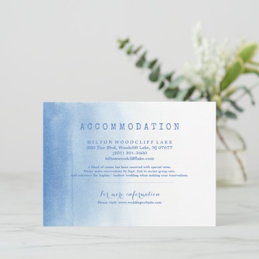Blauwe moderne waterverf strand bruiloft accommoda informatiekaartje (Staand voorkant)