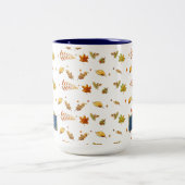 Blauwe monogram Herfst Leaf Thanksgiving Tweekleurige Koffiemok (Center)