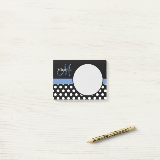 Blauwe monogram zwarte witte poladot post-it® notes (Op bureau)