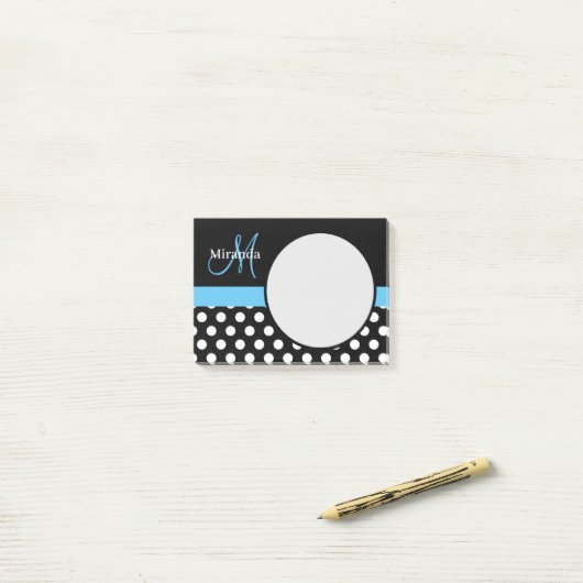 Blauwe monogram zwarte witte poladot post-it® notes (Op bureau)