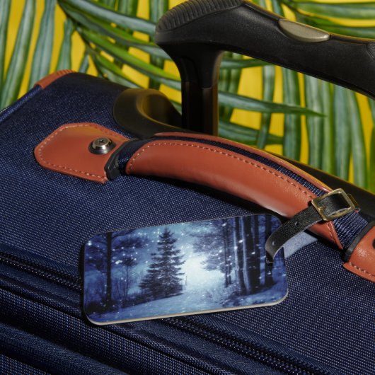 Blauwe Moonlit Magische Bos Winter Scène Bagagelabel (Voorkant Insitu 3)