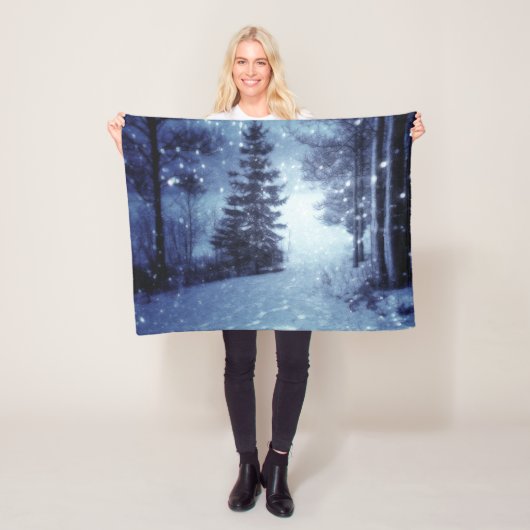 Blauwe Moonlit Magische Bos Winter Scène Fleece Deken (In situ)