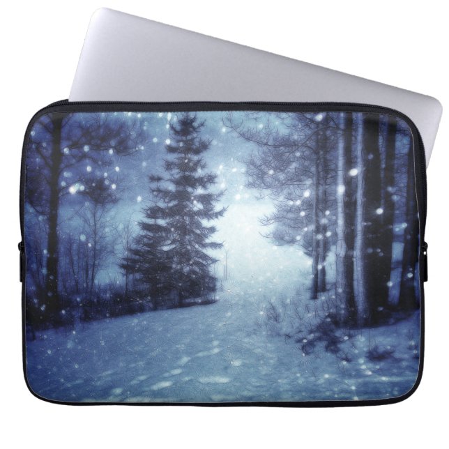 Blauwe Moonlit Magische Bos Winter Scène Laptop Sleeve (Voorkant)