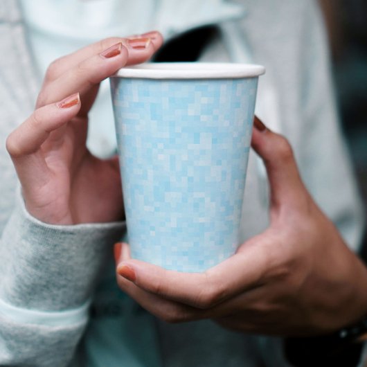 Blauwe mozaïekpixelatie papieren bekers