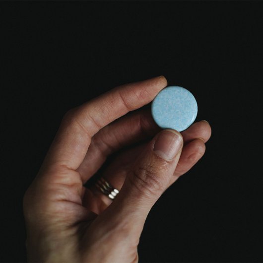 Blauwe mozaïekpixelatie ronde button 5,7 cm